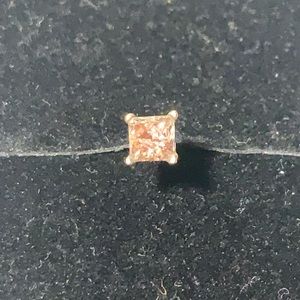 One 14k gold and Diamond earring